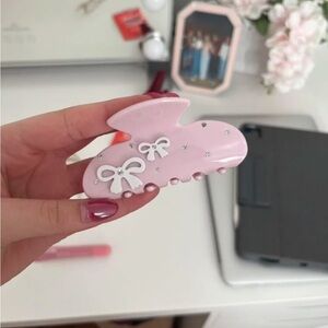 Brand new 🎀 Pink Hair Clip with Bow Accents